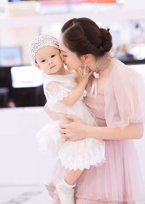 Nữ diễn viên luôn muốn tự tay chăm sóc con gái dù công việc bận rộn.