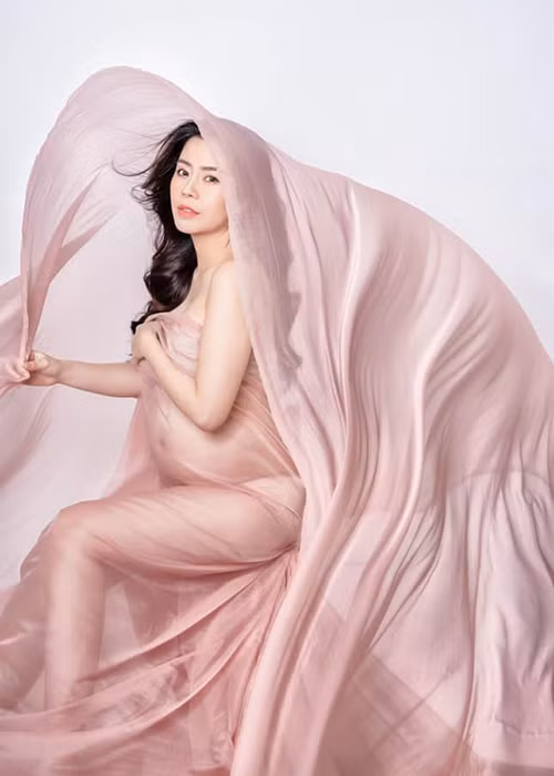 Khi làm đám cưới, Vũ Ngọc Ánh bị nhiều đồng nghiệp trêu ghẹo cưới chạy bầu nhưng nhân vật chính đều từ chối lên tiếng.