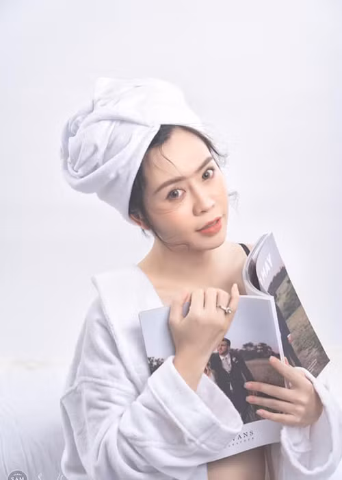 Hồi tháng 8/2019, khi mang bầu được 6 tháng, nữ diễn viên phim "Tiếng sét trong mưa" chụp bộ ảnh kỷ niệm cùng chồng.