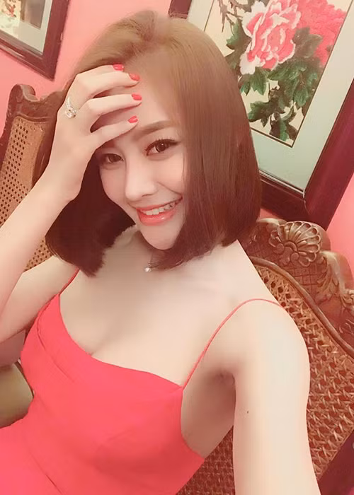 Tháng 10/2017, Linh Chi xác nhận tạm chia tay Lâm Vinh Hải để suy nghĩ kỹ hơn về mối quan hệ tình cảm này, dù bản thân vẫn còn yêu.