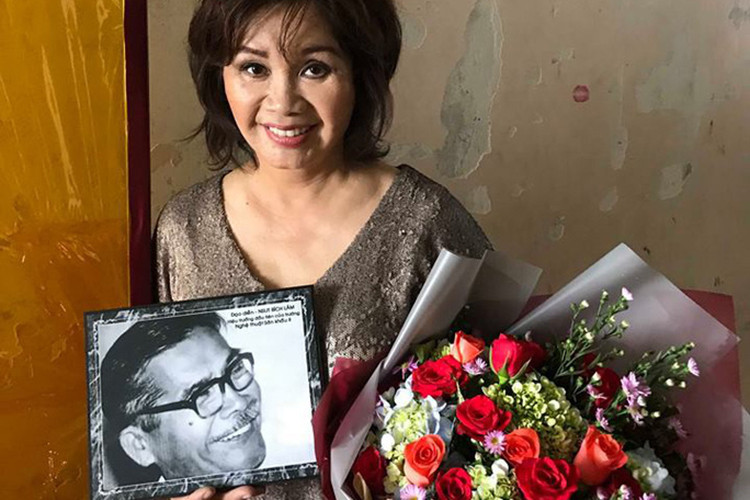 Chia sẻ trên Người lao động về bố, nghệ sĩ Xuân Hương cho hay: "Khi ba tôi xuống tàu tập kết ra Bắc, tôi còn nằm trong bụng mẹ. Mãi đến năm 14 tuổi, tôi mới được gặp ba lần đầu trong mấy ngày ngắn ngủi rồi lại bặt tin. Đến năm 1975, gia đình tôi mới được đoàn tụ”. Ảnh: Người lao động