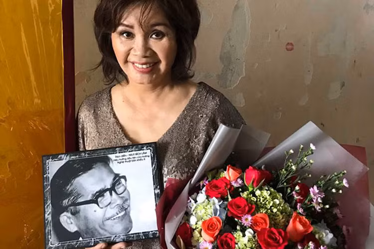 Chia sẻ trên Người lao động về bố, nghệ sĩ Xuân Hương cho hay: "Khi ba tôi xuống tàu tập kết ra Bắc, tôi còn nằm trong bụng mẹ. Mãi đến năm 14 tuổi, tôi mới được gặp ba lần đầu trong mấy ngày ngắn ngủi rồi lại bặt tin. Đến năm 1975, gia đình tôi mới được đoàn tụ”. Ảnh: Người lao động