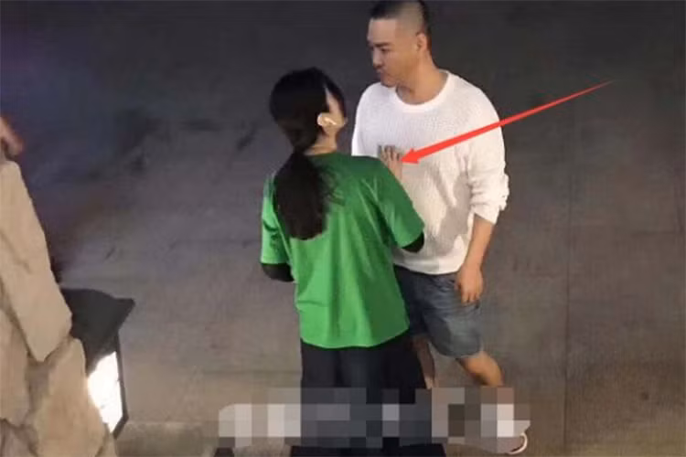 Phạm Băng Băng từng bị bắt gặp để tay trên ngực Trương Soái khi cả hai nói chuyện trên phố.