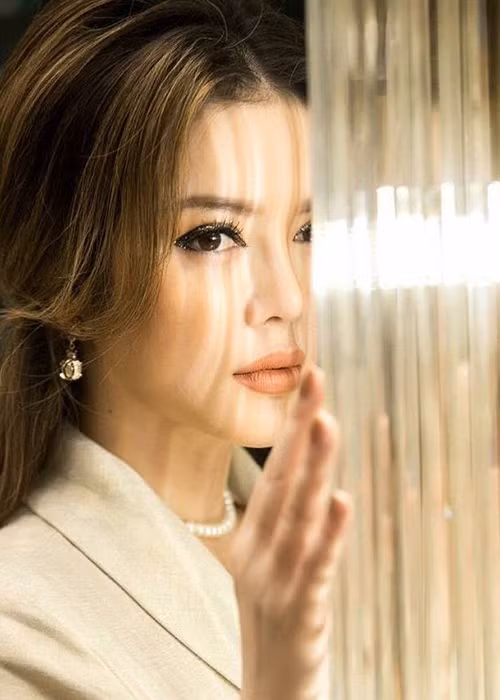 Chia sẻ trên Tri thức trẻ, Lý Nhã Kỳ cho biết cô từng không ít lần bị người khác mượn danh để làm ăn nhưng cô không lên tiếng vì thấy không đáng. Thậm chí, có lần nữ diễn viên còn bị kẻ xấu mạo danh Facebook, tài khoản để đi lừa tiền người khác.