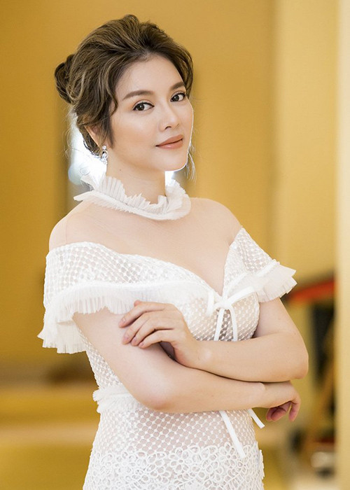 Khi vướng tin đồn bị bắt, rửa tiền, Lý Nhã Kỳ không chỉ livestream phủ nhận mà còn tươi tắn xuất hiện trong sự kiện. Ngoài ra, trả lời truyền thông lúc đó, nữ diễn viên cho biết cô chưa có động thái nào vì tin đồn không ảnh hưởng nhiều đến cuộc sống của cô. Ảnh: VTC