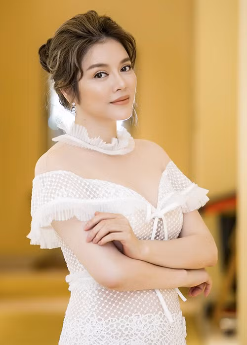 Khi vướng tin đồn bị bắt, rửa tiền, Lý Nhã Kỳ không chỉ livestream phủ nhận mà còn tươi tắn xuất hiện trong sự kiện. Ngoài ra, trả lời truyền thông lúc đó, nữ diễn viên cho biết cô chưa có động thái nào vì tin đồn không ảnh hưởng nhiều đến cuộc sống của cô. Ảnh: VTC