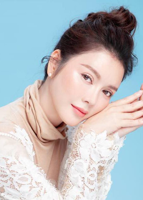 Ngày 14/4/2018, một số fanpage giải trí lan truyền tin đồn Lý Nhã Kỳ bị công an tạm giữ và đang chờ ngày hầu tòa. Trước nghi vấn bị bắt, cựu Đại sứ Du lịch Việt Nam khéo léo phủ nhận.