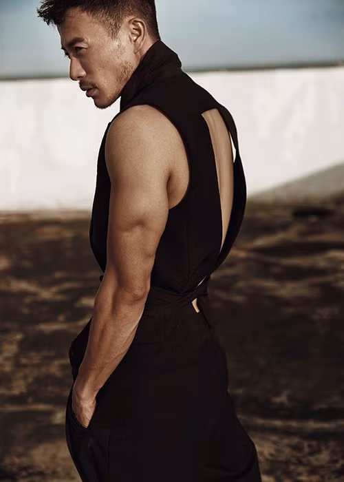 Bạn trai màn ảnh của Mỹ Tâm tự tin khoe vóc dáng trong các bộ ảnh thời trang.