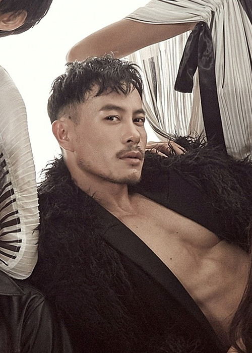 Trương Thanh Long sở hữu thân hình cơ bắp săn chắc, gương mặt nam tính, góc cạnh.