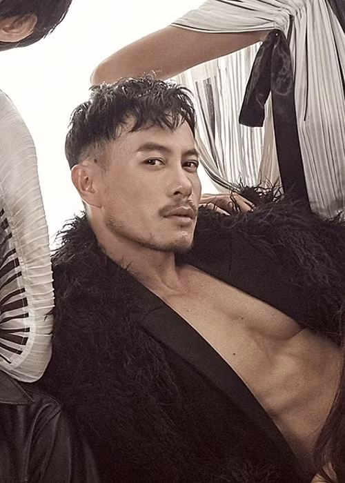 Trương Thanh Long sở hữu thân hình cơ bắp săn chắc, gương mặt nam tính, góc cạnh.