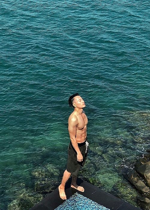 Thân hình không chút mỡ thừa của nam thiết kế sinh năm 1983.