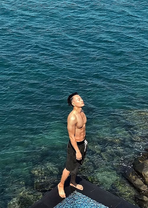 Thân hình không chút mỡ thừa của nam thiết kế sinh năm 1983.