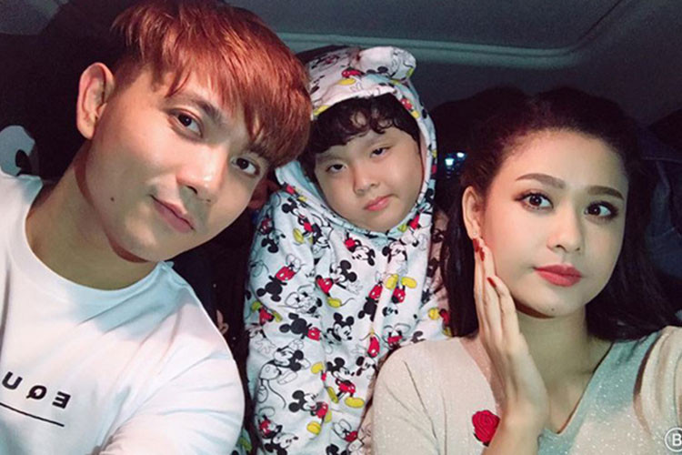 Tim hoàn tất thủ tục ly hôn vào năm 2018. Trước khi xác nhận, nam ca sĩ và vợ lại có những tuyên bố mập mờ khiến dư luận vô cùng ngán ngẩm.