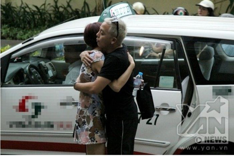 Cặp đôi bị bắt gặp thân mật khi ra về sau một cuộc gặp gỡ bạn bè. Ảnh: Yan