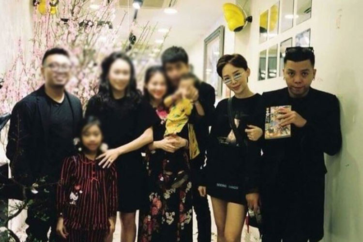 Tháng 10/2018, cặp đôi vướng tin đồn bí mật ăn hỏi. Tóc Tiên nhanh chóng phản ứng: “Có vài tin đồn rò rỉ truyền miệng nghe cho vui, nhưng có thể đẩy nhân vật chính tới bước đường cùng. Cuộc đời đôi khi là bi kịch của mạng xã hội”.