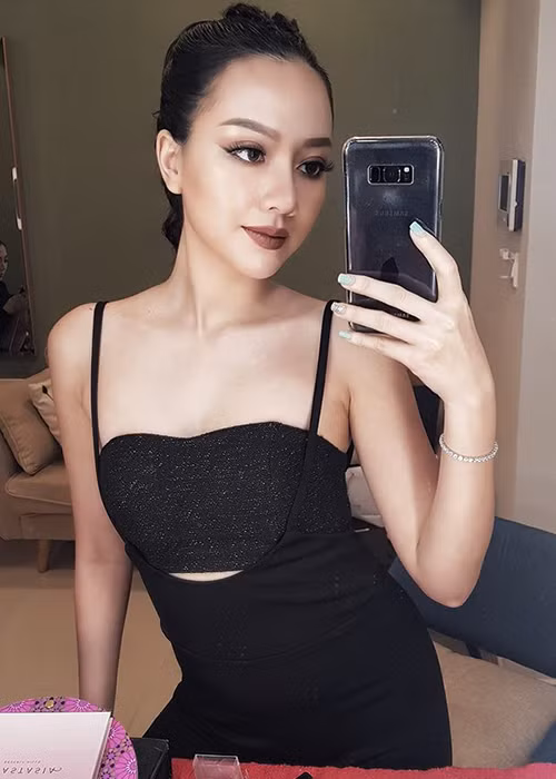 Nữ ca sĩ kiêm diễn viên sinh năm 1989 hạnh phúc khi bạn trai luôn ủng hộ cô hoạt động nghệ thuật.