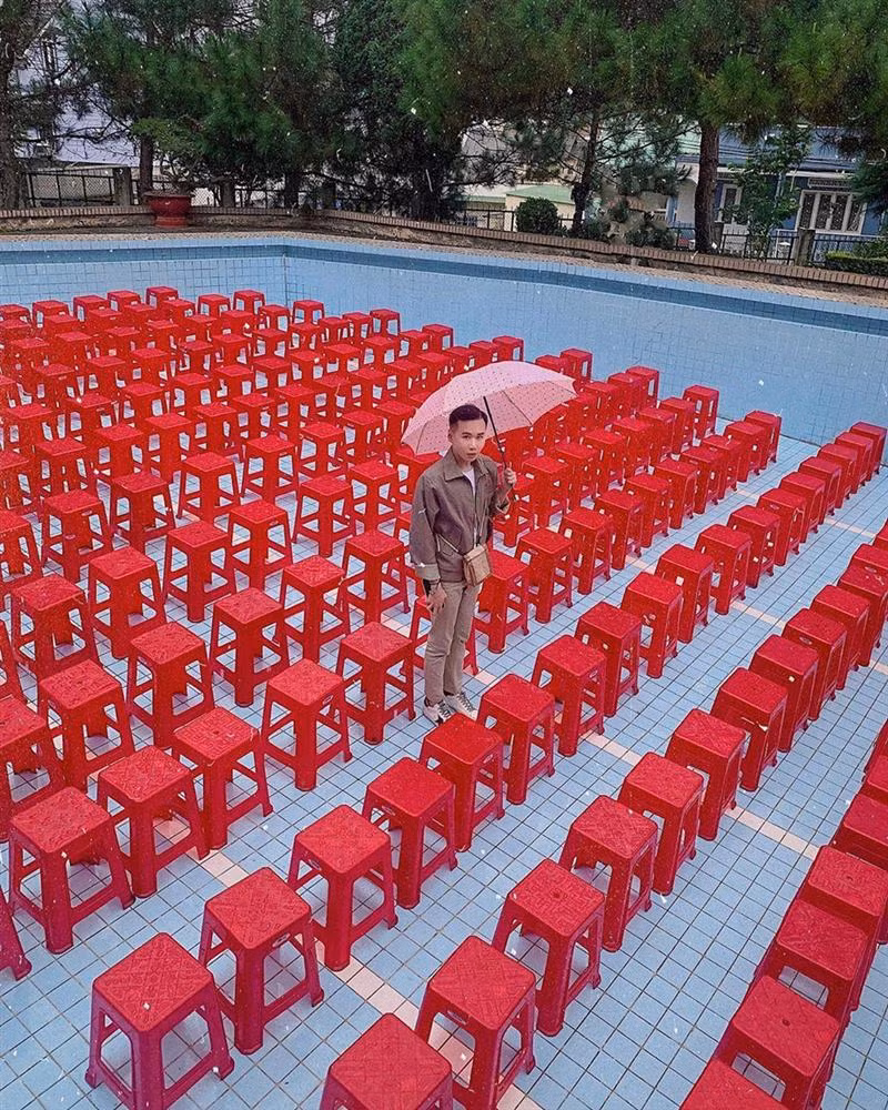 Biệt điện Trần Lệ Xuân mở cửa từ 7h30 đến 16h30, với giá vé 20.000 đồng/khách. Đến đây, ngoài việc check-in với bể bơi đặc biệt, bạn có thể tham quan không gian của một Đà Lạt xưa với những nét hoài niệm, cổ kính. Ảnh: Vonkstef, vonkstef.