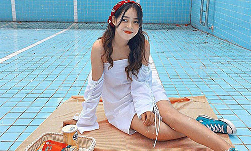 Được nhiều du khách ví như "thiên đường sống ảo quốc dân", Đà Lạt liên tục xuất hiện những địa điểm check-in chất lừ, khiến giới trẻ "đứng ngồi không yên". Mới đây, khu vực biệt điện Trần Lệ Xuân tại số 2 đường Yết Kiêu gây xôn xao hội du lịch với góc chụp hồ bơi không nước khác lạ. Ảnh: Yy.chu__.