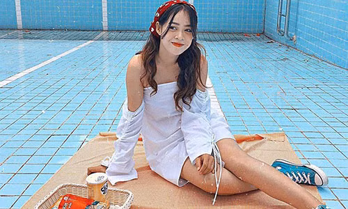 Được nhiều du khách ví như "thiên đường sống ảo quốc dân", Đà Lạt liên tục xuất hiện những địa điểm check-in chất lừ, khiến giới trẻ "đứng ngồi không yên". Mới đây, khu vực biệt điện Trần Lệ Xuân tại số 2 đường Yết Kiêu gây xôn xao hội du lịch với góc chụp hồ bơi không nước khác lạ. Ảnh: Yy.chu__.