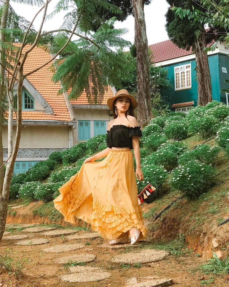 Giờ đây, nếu có dịp ghé đến Đà Lạt, bạn đừng bỏ qua địa điểm này. Khung cảnh vắng vẻ, yên tĩnh xung quanh biệt điện sẽ giúp bạn thư giãn hơn. Thả dáng với những góc chụp bên ngoài, cây cối, hoa lá sẽ giúp tấm ảnh của bạn trông sinh động và rực rỡ hơn. Ảnh: Bobtuannghia, thienhang_dino.