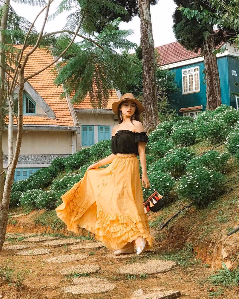 Giờ đây, nếu có dịp ghé đến Đà Lạt, bạn đừng bỏ qua địa điểm này. Khung cảnh vắng vẻ, yên tĩnh xung quanh biệt điện sẽ giúp bạn thư giãn hơn. Thả dáng với những góc chụp bên ngoài, cây cối, hoa lá sẽ giúp tấm ảnh của bạn trông sinh động và rực rỡ hơn. Ảnh: Bobtuannghia, thienhang_dino.