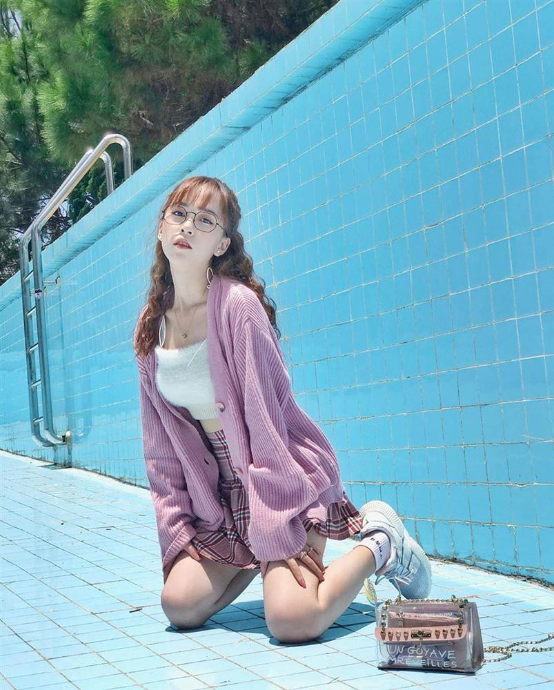 Khu vực hồ bơi rút cạn nước là điểm tạo ấn tượng với du khách khi đến đây. Thoáng nhìn, hồ bơi không có gì đặc biệt ngoài phông nền xanh dương, song chỉ cần bạn đầu tư về trang phục, diễn "sâu" một chút, hứa hẹn bạn sẽ tậu về nhiều tấm hình "chất như nước cất". Ảnh: Ngocbaotran8, phuongmy.0804.