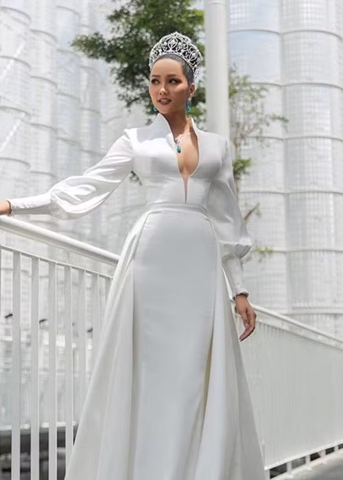 Sau khi đăng quang Hoa hậu Hoàn vũ Việt Nam 2017, H'hen Niê ngày càng gợi cảm.