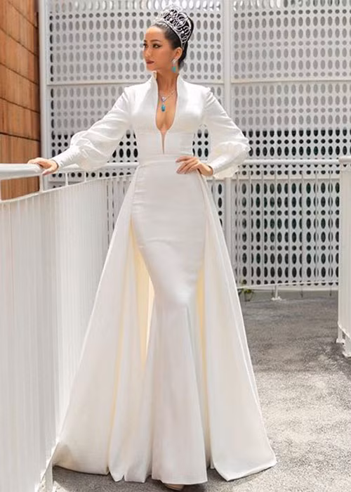 Gần đây, nàng hoa hậu thường xuyên xuất hiện với phong cách sexy.