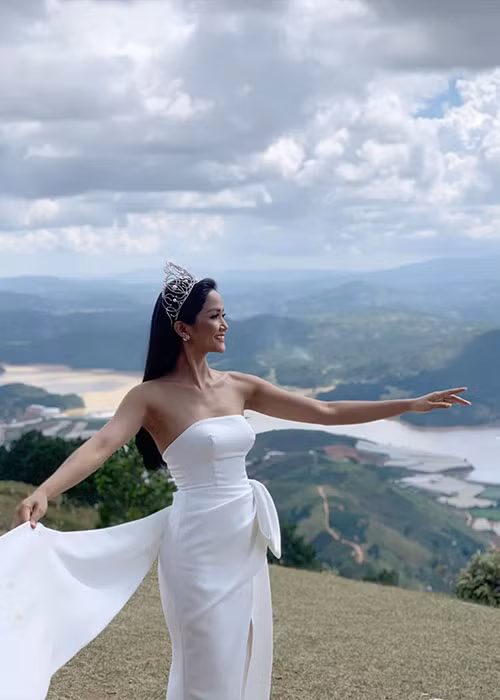 Vướng tin đồn "dao kéo" vòng một, H'hen Niê phủ nhận hoàn toàn. Ngoài ra, cô còn khẳng định cả người cô hiện tại vẫn tự nhiên.