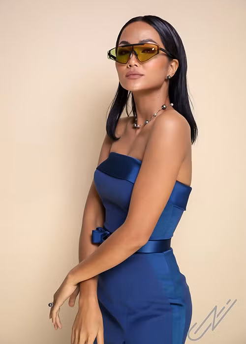 Diện váy áo cúp ngực, H'hen Niê khéo khoe vòng một quyến rũ.