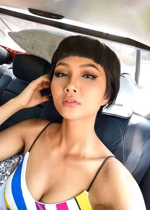 Cuộc sống sau đăng quang của H'hen Niê có nhiều thay đổi. Cô trở nên gợi cảm hơn cũng như có mối tình đầu tiên.