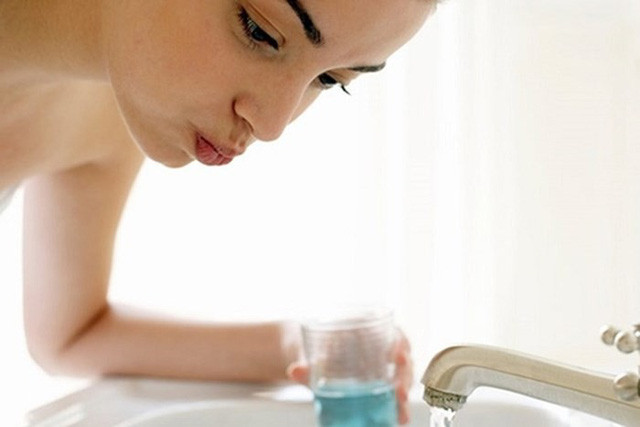 Sai lam tram trong neu dung nuoc suc hong chua i ot khong hoi bac si-Hinh-3