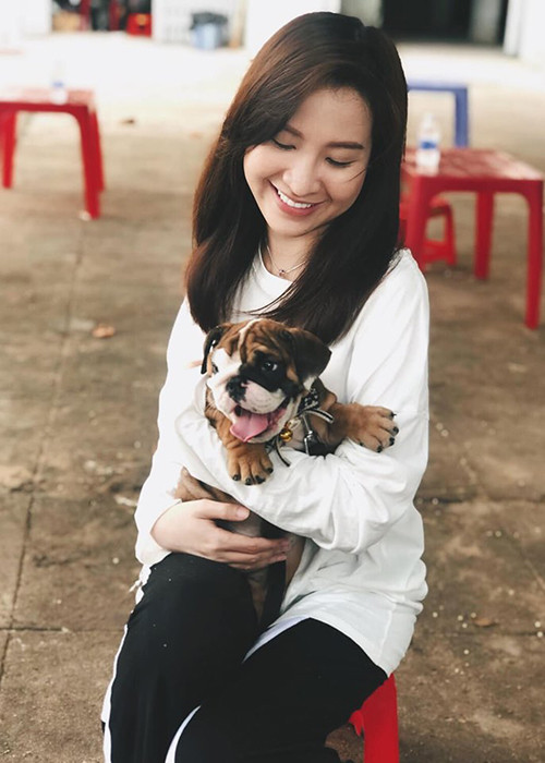 Ngoài đời, nữ MC trẻ trung và luôn lạc quan.