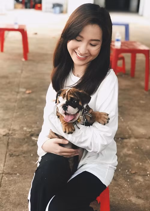 Ngoài đời, nữ MC trẻ trung và luôn lạc quan.