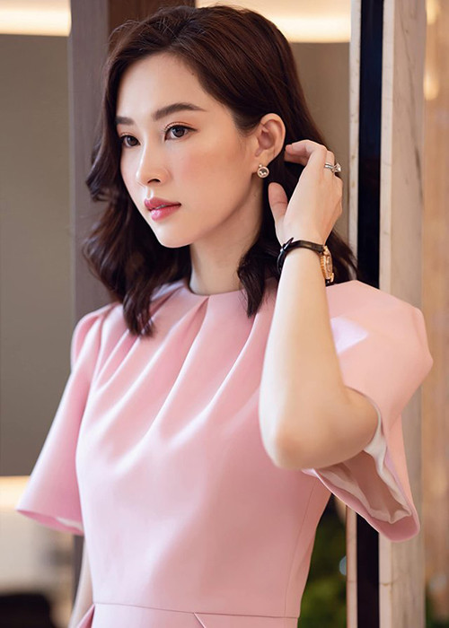 Nàng hoa hậu khoe vẻ đẹp mặn mà gái một con.