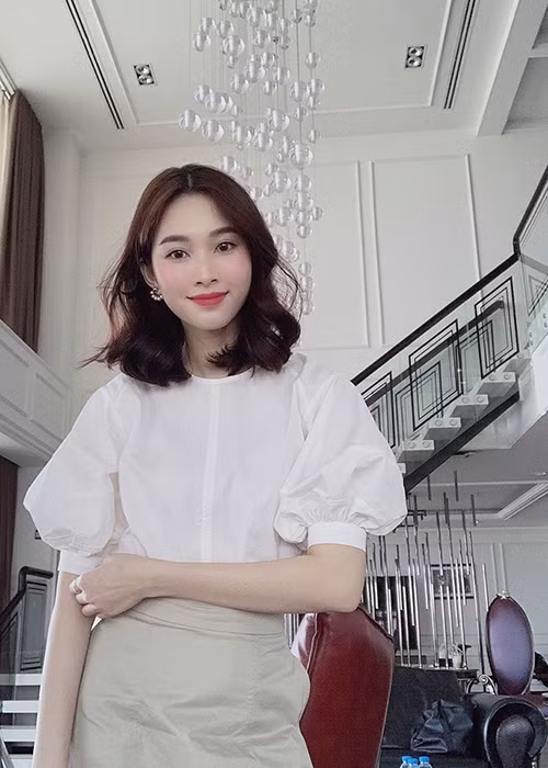 Đối mặt với sự soi mói từ antifan, Thu Thảo lập tức đáp trả: "Ủa, rồi đang đi chơi khát quá không có lựa chọn vậy là nên nhịn luôn hở em? Bớt soi mói mấy chuyện không đâu nhé".