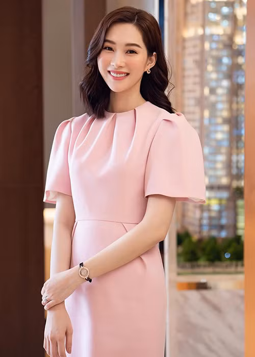 Thu Thảo rạng rỡ khi đến ủng hộ chồng doanh nhân.