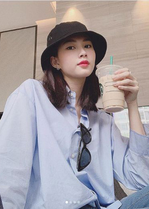 Gần đây, cô bị antifan chỉ trích "chỉ nói mà không làm" khi sử dụng cốc nhựa dù trước đó kêu gọi mọi người hạn chế sử dụng đồ nhựa để bảo vệ môi trường.