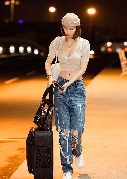 "Vũ Thu Phương rất vô duyên khi nhắc tên Trinh! Làm ơn nhìn ra thế giới để hiểu biết thêm về thời trang, học hỏi hay copy thêm tư duy, bớt sến đó là những gì cần làm. Em làm gì mà cần cảnh tỉnh Trinh vậy", Phương Lê lên tiếng. Mời quý độc giả xem video "Vì sao đàn ông đều mê Ngọc Trinh?". Nguồn Youtube/vtc