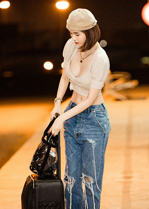 Trước đó, Ngọc Trinh cho biết, cô sẽ sang nước ngoài mua sắm rồi về đập hộp những món đồ hiệu.