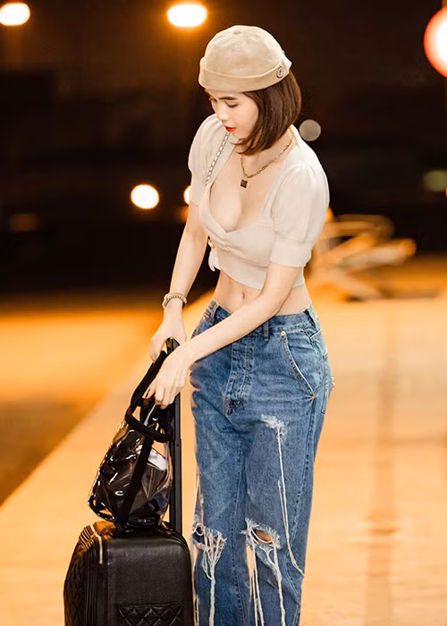 Trước đó, Ngọc Trinh cho biết, cô sẽ sang nước ngoài mua sắm rồi về đập hộp những món đồ hiệu.