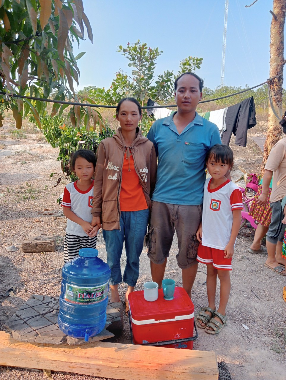 Được biết, gia đình thường xuyên sử dụng bếp củi, đi làm rẫy xa nhà, ít người qua lại. Do không có phương tiện chữa cháy, nhà lại xa trung tâm nên khi phát hiện đám cháy, người dân xung quanh không có cách nào dập được lửa, đành nhìn ngôi nhà bị ngọn lửa nhấn chìm.