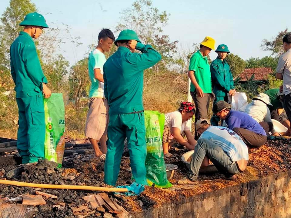 Nhận được tin báo, lực lượng dân quân tự vệ địa phương và các chiến sĩ Đại đội bộ binh 4 đóng trên địa bàn đã tiếp cận và giúp đỡ gia đình dựng lán tạm để có nơi ăn ở, sinh hoạt tạm thời.