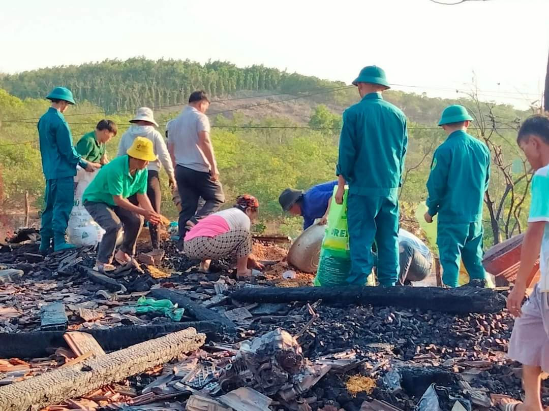 Anh Hầu A Vàng (SN 1989) cho biết, gia đình anh thuộc diện khó khăn, đám cháy đã thiêu rụi ngôi nhà và nhiều tài sản quý giá. Nay khó khăn lại càng khó khăn hơn.