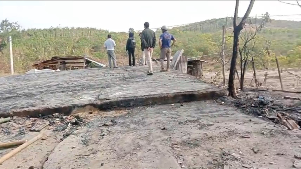 Sau khi vụ cháy xảy ra, ông Phan Ngọc Tuấn, hiệu trưởng Trường tiểu học Tô Hiệu (nơi cháu bé con anh Hầu A Vàng đang theo học) cùng các thầy cô giáo đã đến thăm hỏi, động viên gia đình.