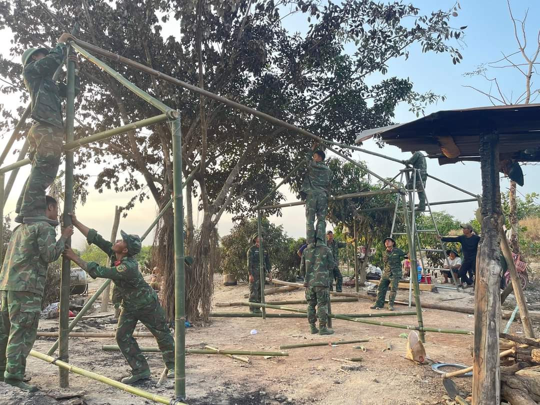 Vụ cháy tuy không gây thiệt hại về người nhưng đã thiêu rụi nhiều tài sản của gia đình gồm 2 tấn lúa, 1,5 tấn mỳ, 2 tạ bắp và nhiều vật dụng sinh hoạt trong gia đình. Ảnh: Các chiến sĩ, dân quân tự vệ và người dân hỗ trợ, dựng lán tạm để gia đình có nơi ăn ở, sinh hoạt tạm thời.