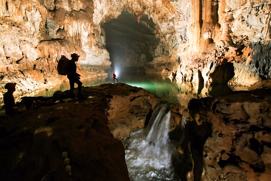 Bên trong hang Tú Làn, có thể dễ dàng tìm thấy những viên cuội tròn xoe, những phiến đá đen họa tiết nghệ thuật, lớp nhũ óng ánh như dát vàng hay những cột thạch nhũ lấp lánh như đính kim sa.