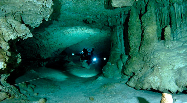 Mạng lưới hang động đá vôi rộng lớn chứa những đồ tạo tác được bảo quản gần hoàn hảo.