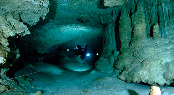 Mạng lưới hang động đá vôi rộng lớn chứa những đồ tạo tác được bảo quản gần hoàn hảo.