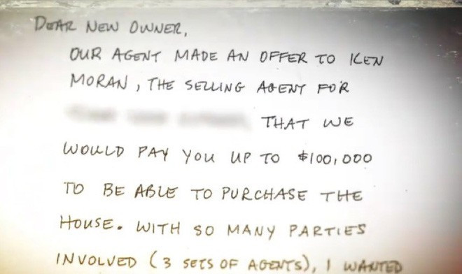Họ háo hức ký hợp đồng, phấn khởi dọn dẹp và không muốn chần chừ một giây phút nào để bắt đầu cuộc sống mới tại đây. Thế nhưng đôi vợ chồng không biết rằng, điều tệ hại chỉ đang nằm ở phía trước và chỉ không lâu nữa thôi, gia đình họ sẽ phải đối mặt với một cơn ác mộng thật sự. Ngôi nhà mới đối với Jerry và Janice là vô cùng hoàn hảo, họ yêu mến những người hàng xóm của mình, họ thích không khí trong lành và yên bình tại đây. Đó là một khởi đầu không thế nào tuyệt hơn.